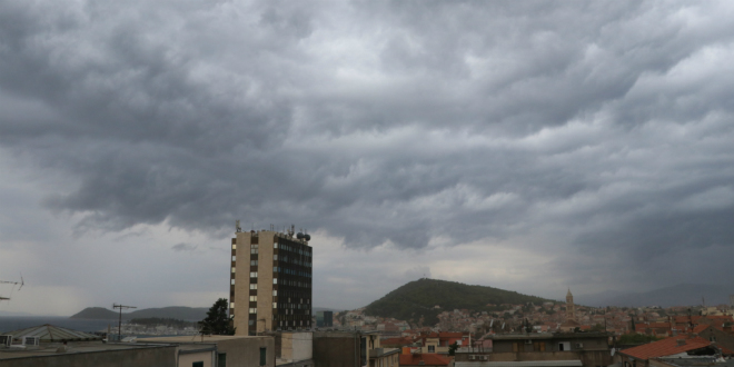 STIGLA NEVERA: Jutarnje sunce u Splitu zamijenili crni oblaci i kiša
