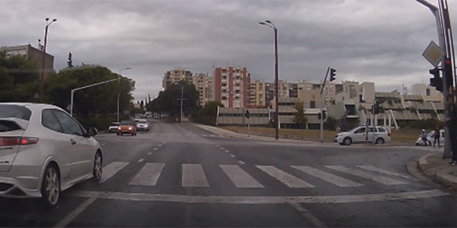 VIDEO: Pogledajte kako je automobil projurio kroz crveno svjetlo u raskrižju poznatom po sudarima