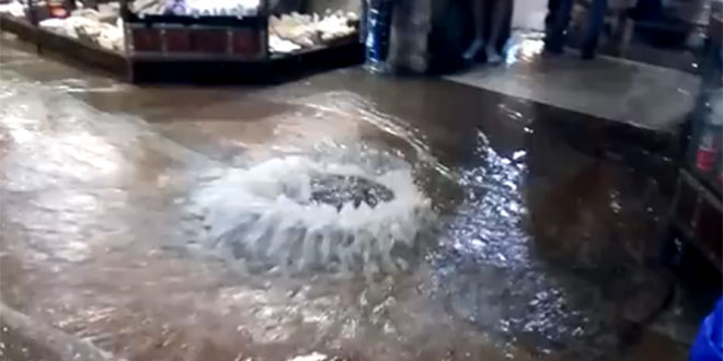 VIDEO Pogledajte kako voda šiklja iz šahte u Podrumima