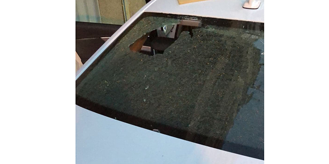 Igraču Hajduka razbilo staklo na vozilu i probušilo gume