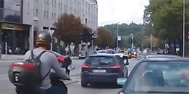VIDEO: Automobil skoro srušio policajca koji regulira promet na frekventnom splitskom križanju koje je ostalo bez semafora