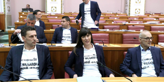 Saborski zastupnici Mosta u majicama s natpisom 'Iz fondova EU 2,7 milijardi kuna manje od plana'