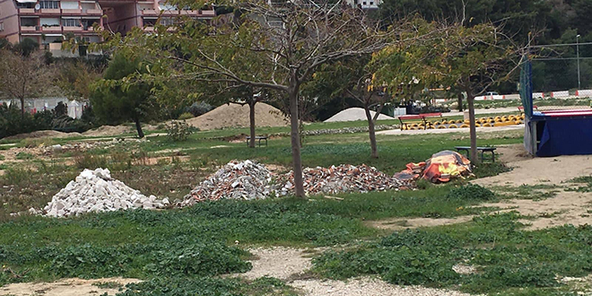 TRN U OKU: Do kada će građevinski otpad stajati odložen kraj igrališta?