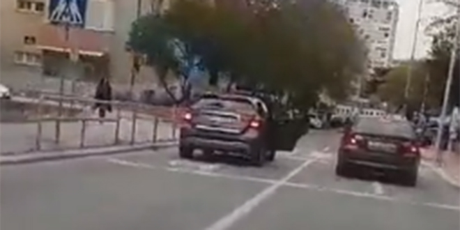 VIDEO: U Splitu se vozi s otvorenim vratima...