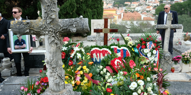 Šjor Stanko je pokopan u Milni uz stihove 'kada umren umotan u bilo'