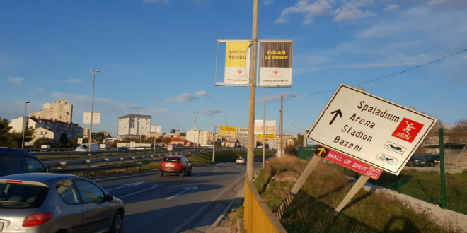 Iskrivljeni znakovi na ulazu u Split