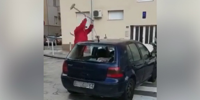 VIDEO: Čovjek u Splitu macom porazbijao auto parkiran na pješačkom prijelazu