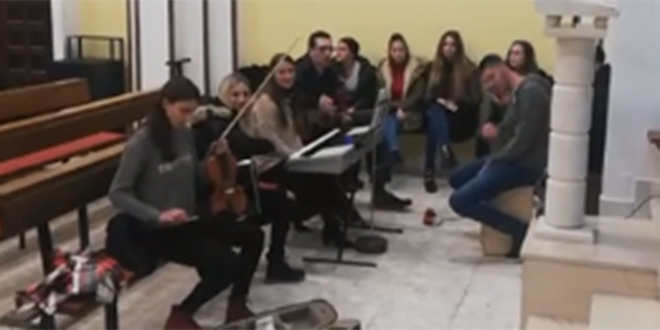 VIDEO IZ SPLITA: Pjesma 'Zbog jedne ljubavi' i u crkvi!