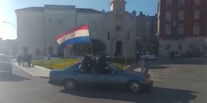 VIDEO: Prosvjednika naljutila zastava s prvim bijelim poljem u koloni auta s vjenčanja, skoro došlo do incidenta!