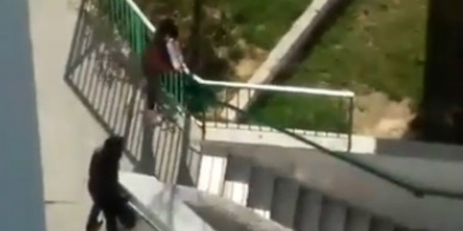 OPASNO PO ŽIVOT: Pogledajte kako dvije žene pokušavaju prijeći most na Sućidru