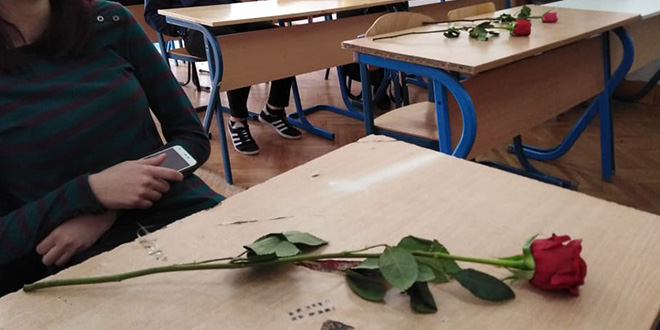 LIJEPA GESTA ZA DAN ŽENA: Učenik iz Splita svim djevojkama svog razreda, svim profesoricama i svim djelatnicama škole darovao ružu!