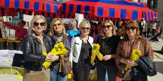 DAN NARCISA NA RIVI: Splićanke i Splićani kupovali cvijeće i pružili potporu ženama koje se liječe od raka dojke