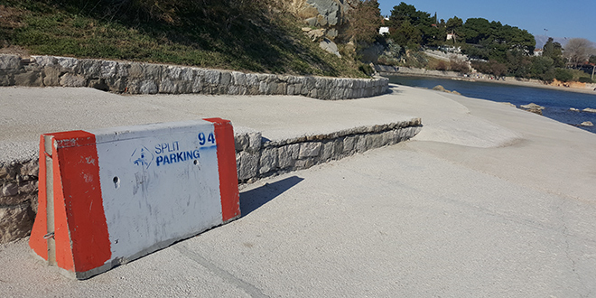 Firule: Znak zabrane prolaska stoji, a uklonjen betonski blok sa zapadne strane