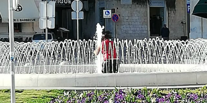 LUDI GRAD: Okupala se u fontani u centru Splita 