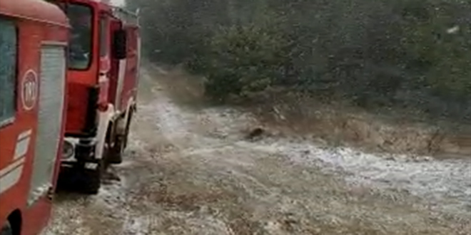 VIDEO: Vatrogascima u Muću pomogao snijeg, koji pada i na Braču