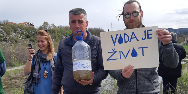NEKA VIDE ŠTO PIJEMO: Miro Bulj nosi bocu vode u Sabor!