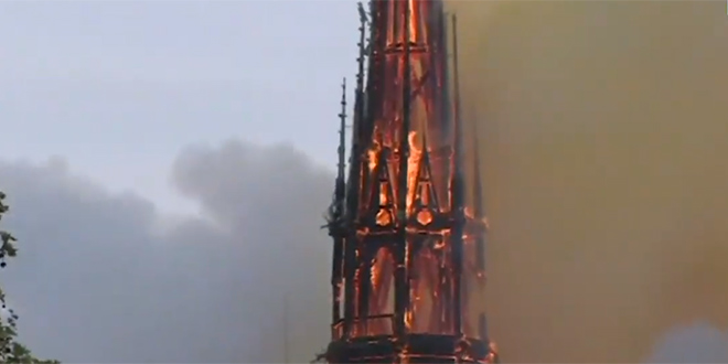  VIDEO Notre Dame je u plamenu, vatra je srušila glavni toranj jednog od simbola Pariza!