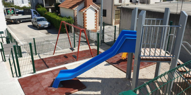Gumena antistres podloga na igralištu na Sirobuji