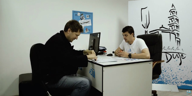 DVA VIDEA U DANU: Bernard Perić u pokušaju prodaje skeča za veslačku Regatu Sveti Duje