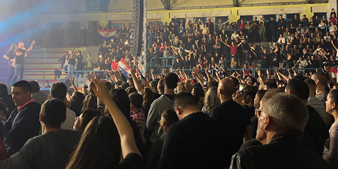 VIDEO Thompsonov koncert u Kaštel Starom trajao nešto više od dva sata, opće ludilo bilo tijekom pjesme 'Bojna Čavoglave'