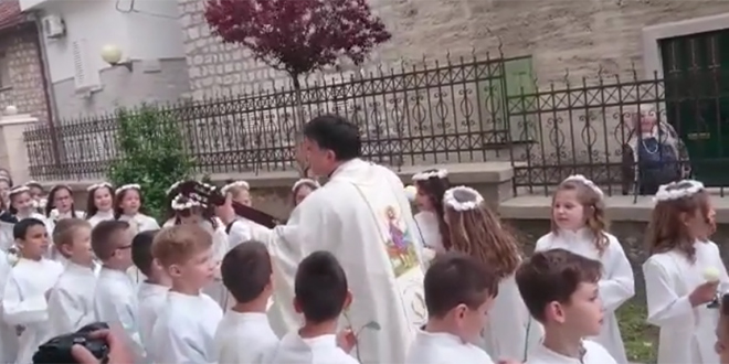 SAMO HAJDUK: Svećenik u Kaštelima s djecom pjeva 'Zbog jedne ljubavi'