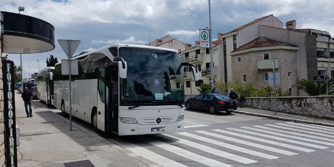 Autobusi parkirani na cesti: 'Čekaju dok turisti ne ručaju u restoranu'