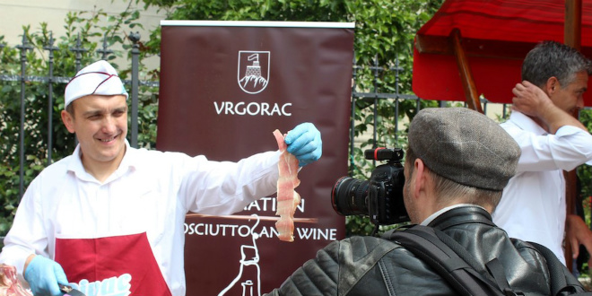 VRGORAC U ZAGREBU: Na Cvjetnom trgu uživalo se u jagodama, pršutu i vinu