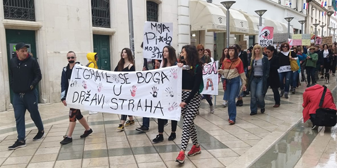 HOD ZA SLOBODU Marš Splitom uz brojne poruke, jedna od njih je i 'Moja pi*da, moja stvar'