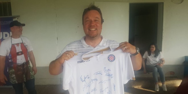 'Dvanaesti novinar' pobijedio na aukciji za Hajdukov dres