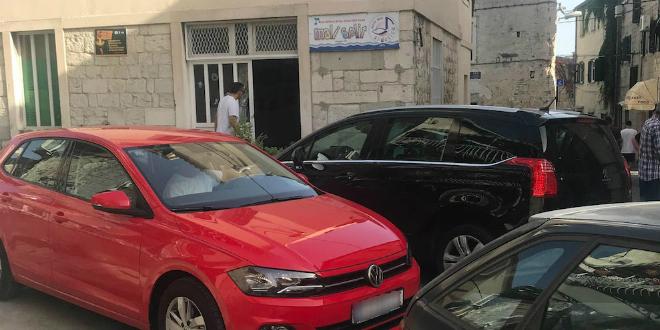 KOLAPS U PETROVOJ Vozači uporno ulaze u zabranjeni smjer i 'zapinju' u uskoj uličici