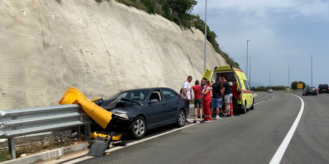 PROMETNA KOD TROGIRA Vozilo sletjelo s ceste, tri osobe potražile pomoć liječnika