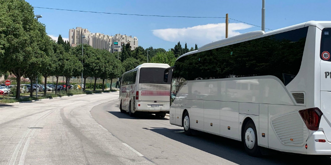 UPORNI U PREKRŠAJU Autobusi se i dalje parkiraju u Zajčevoj iako je to zabranjeno još od prošle godine