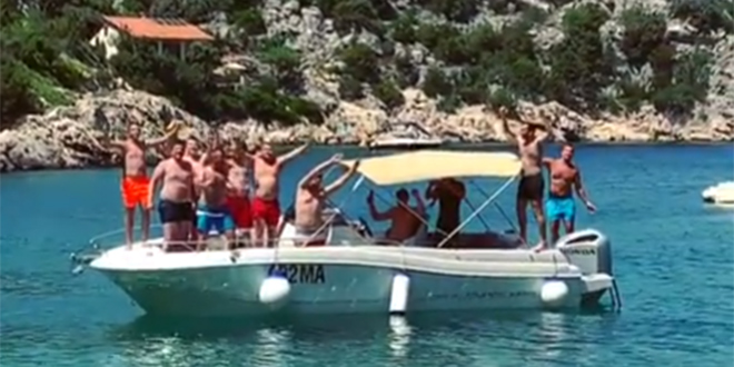 VIDEO Nini Badrić zapjevala skupina momaka s broda
