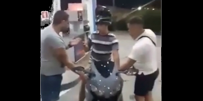 VIDEO Pogledajte kako civil kojeg optužuju da se lažno predstavlja kao policajac i maltretira po Župi dubrovačkoj pomaže pravom službeniku