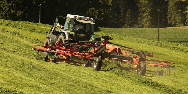 Prevrnuo se traktor, stradao stariji par