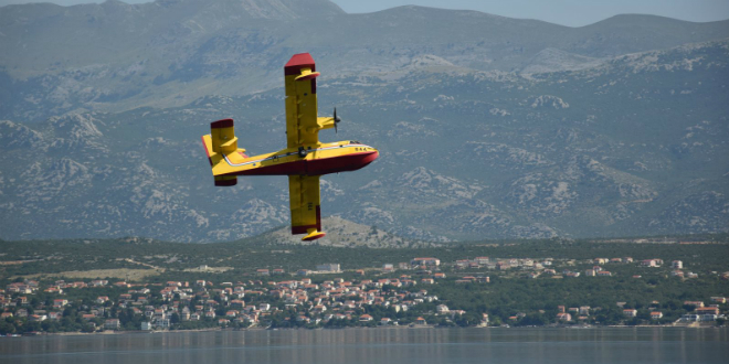Dva kanadera upućena na gašenje požara na Velebitu