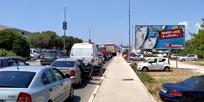 VIDEO Dosta automobila ostalo u Supetru, iz Jadrolinije poručili da prate situaciju