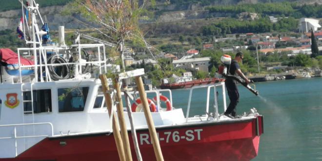 Nevrijeme odvezalo tanker, nafta iscurila u more u Vranjicu