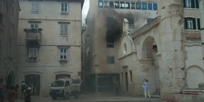 FOTO I VIDEO Kuća Šegvić u plamenu, požar lokaliziran u 14.50 sati