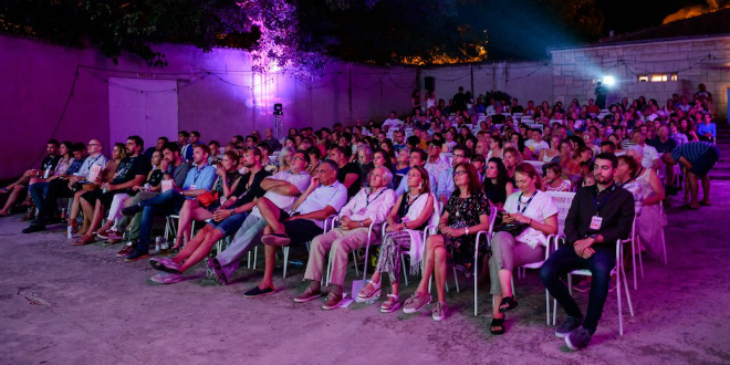 FOTOGALERIJA Pogledajte tko je sve bio na otvorenju Brač film festivala
