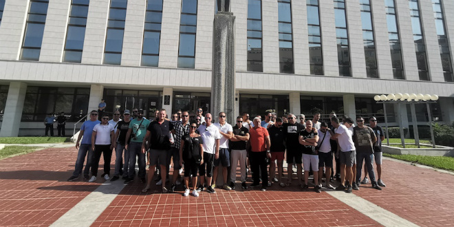 KAŠTELANSKI TAKSISTI VOZILI OD RESNIKA DO SPLITA 'Pustite Silvija Kneževića, nevin leži u zatvoru'