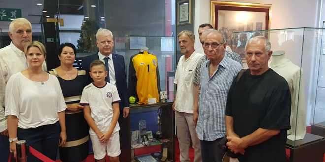 HAJDUK JE NJEMU BIO SVE Na Poljudu obnovljena vitrina Vladimira Beare