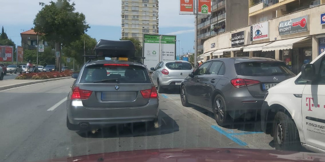UOČI BLAGDANA Ogromna gužva prema trajektnoj luci