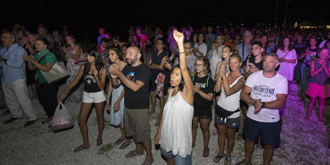 FOTOGALERIJA Omišani uživali u koncertu Marka Tolje, večeras im pjeva Maja Šuput