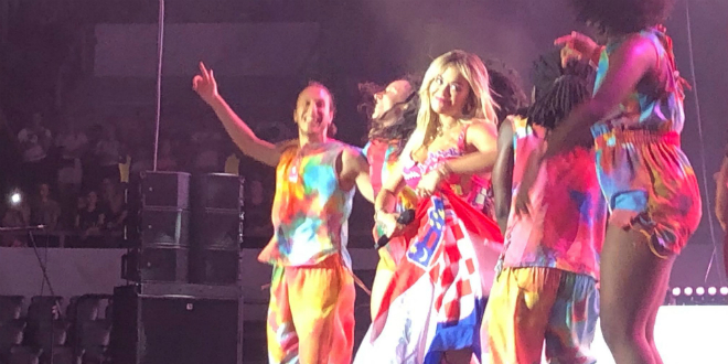 KRAJ: RITA ORA zadnju pjesmu otpjevala je ogrnuta hrvatskom zastavom