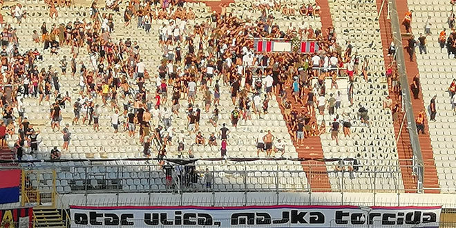 VIDEO: Policija na Sjeveru tražila skidanje određenih majica