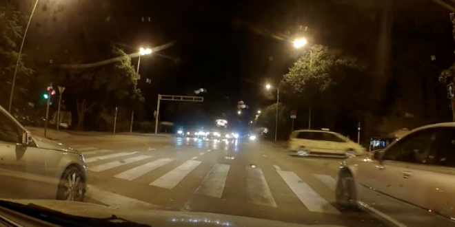 TKO ĆE NEGO TAKSI?! Nova snimka prolaska kroz crveno na prometnom splitskom raskrižju