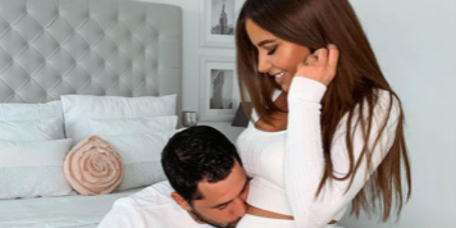 Hrvatska Kim Kardashian pokazala trudnički trbuščić koji joj ljubi splitski nogometaš