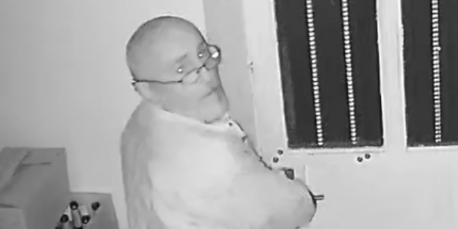 PREPOZNAJETE LI GA? Policija objavila fotografije starijeg provalnika