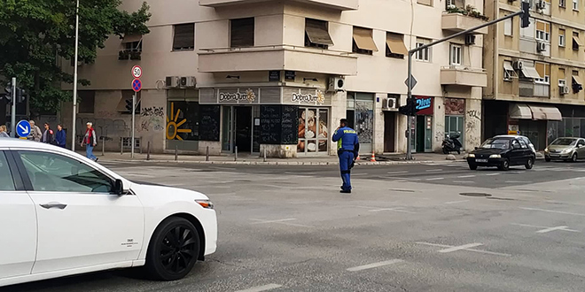 OLAKŠANJE Prometni policajac došao na opasno splitsko raskrižje